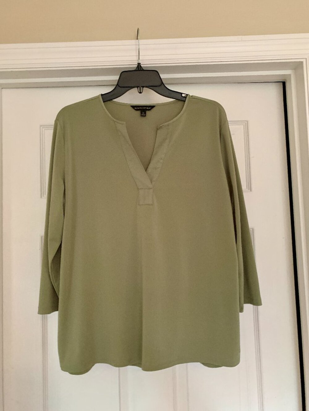 Banana Republic Sage Green Split V-Neck 3/4 Sleeve Blouse M